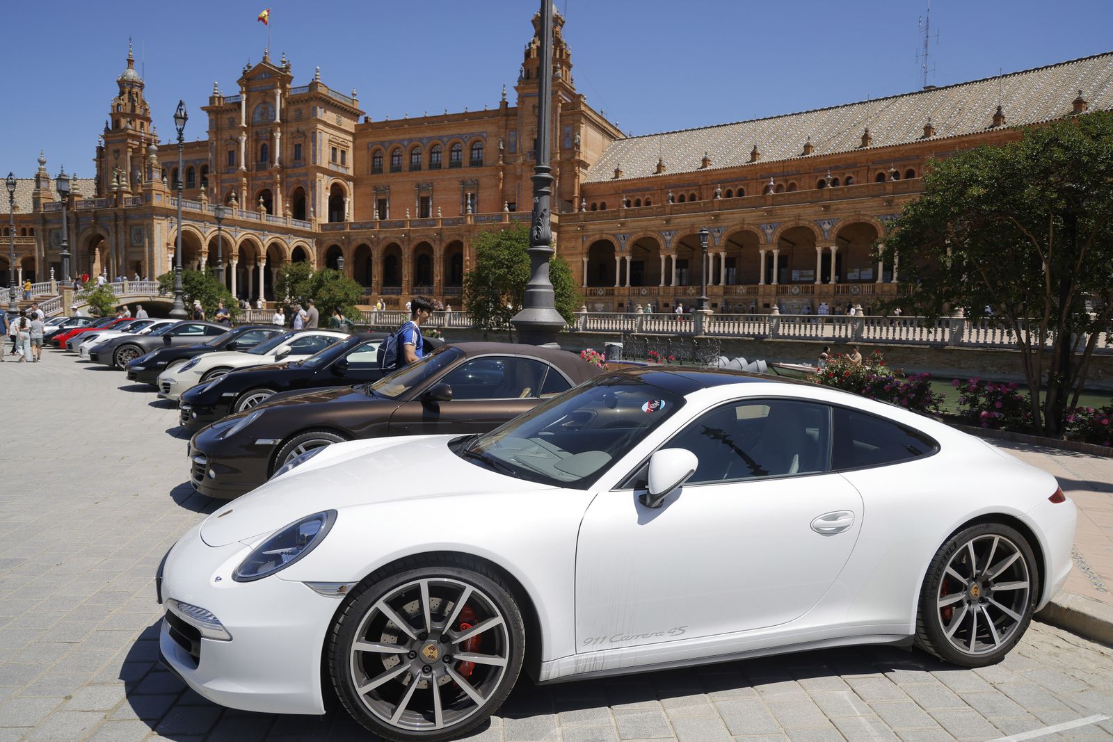 Las imágenes del 60º aniversario  del Porche 911 en la Plaza de España de Sevilla