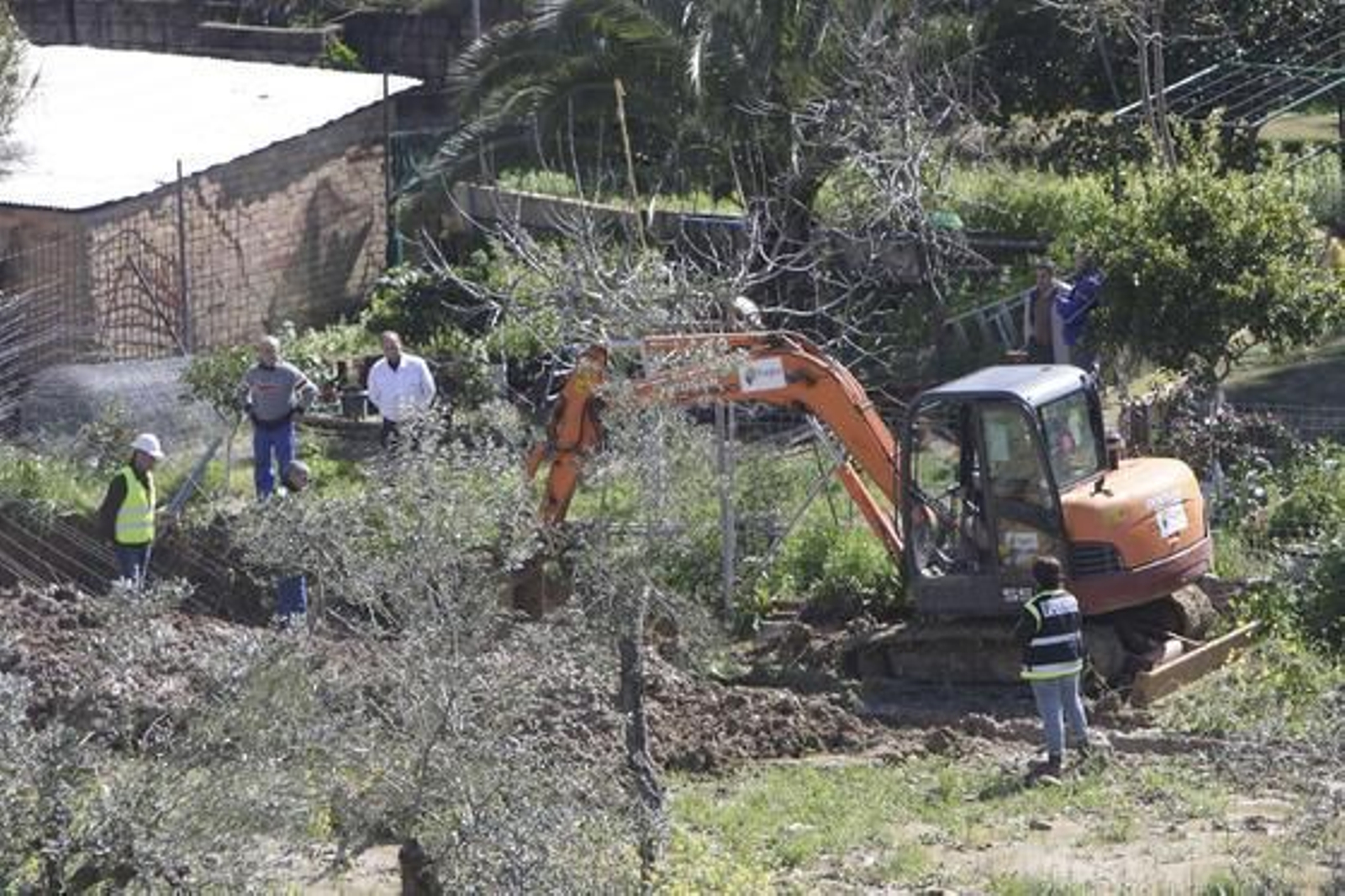 Dos excavadoras realizaron trabajos de búsqueda en Camas, donde han estado presentes el padre, el tío y el abuelo de Marta.

Foto: José Ángel García