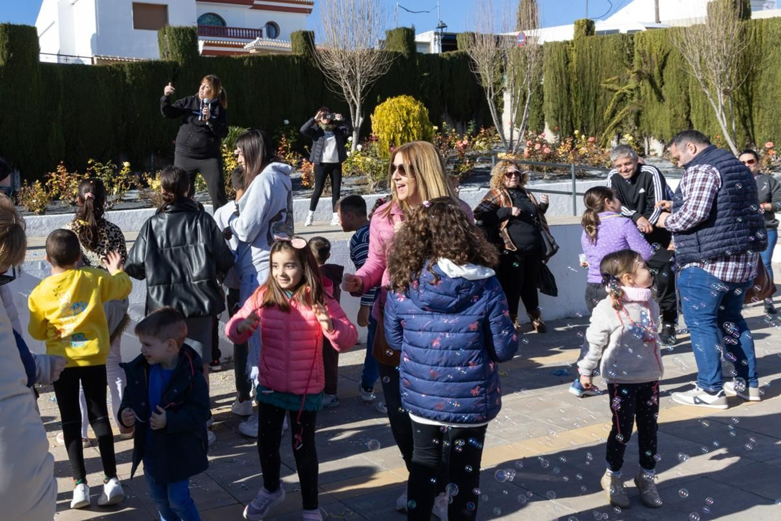 Chocolatada solidaria, caravana de coches, campanadas infantiles y juegos para los más pequeños en Monte Lope Álvarez
