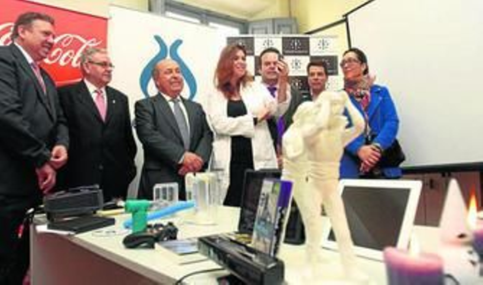 Las autoridades durante su visita, ayer, al Centro de Atención al Costalero.