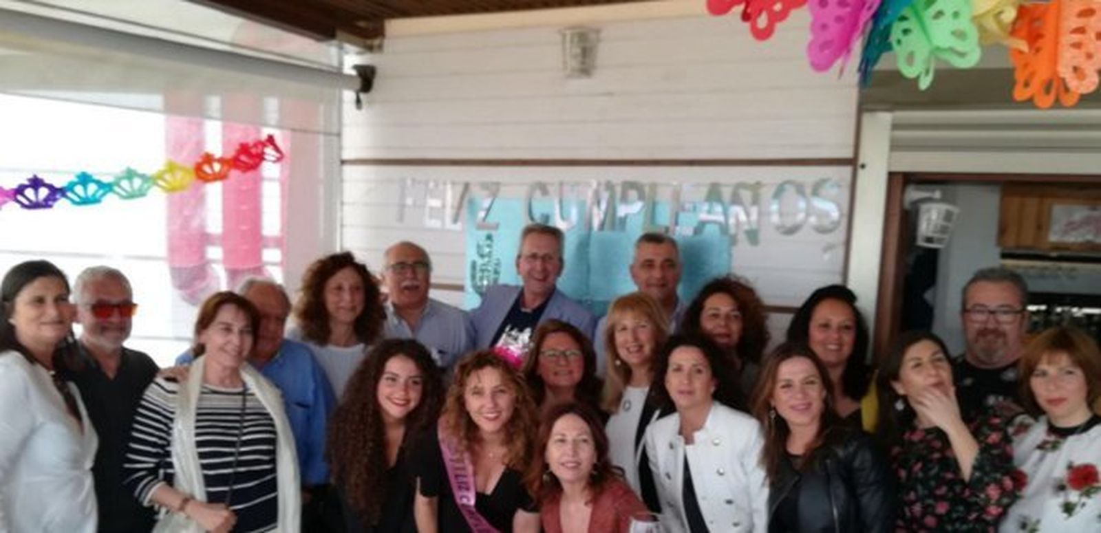 La anfitriona Lorena Oteros, con Consuelo Sánchez Ferragut, Mamen Vargas, José Antonio Trellez, Charo Hernández, Isidro González, Charo Ramírez, José Molina, Pepa Senabre, Pepa Ayora, Arancha de la Fuente, Aurelia Morales, Pepe Onis, Juan  Ramon Cirici, Gema Rodríguez Téllez, Celia Cerrudo y Patricia Jaime.