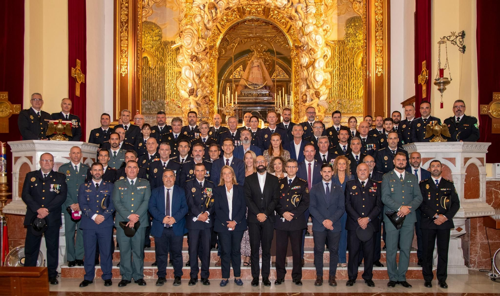 Foto de familia dentro de la Iglesia del Cerro de la Virgen