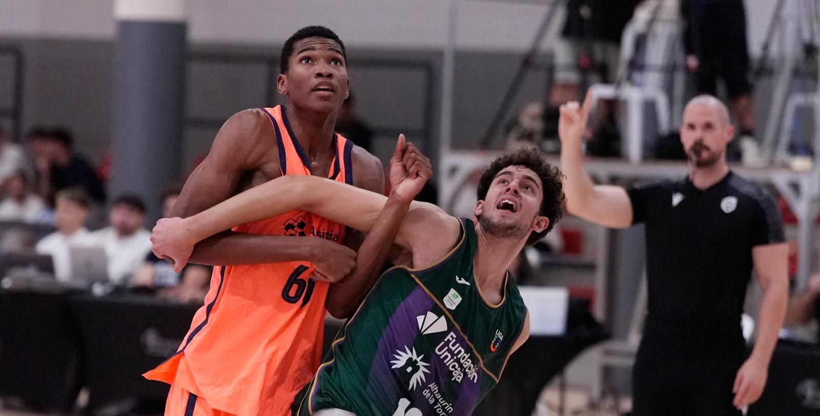 Pelea por un rebote.