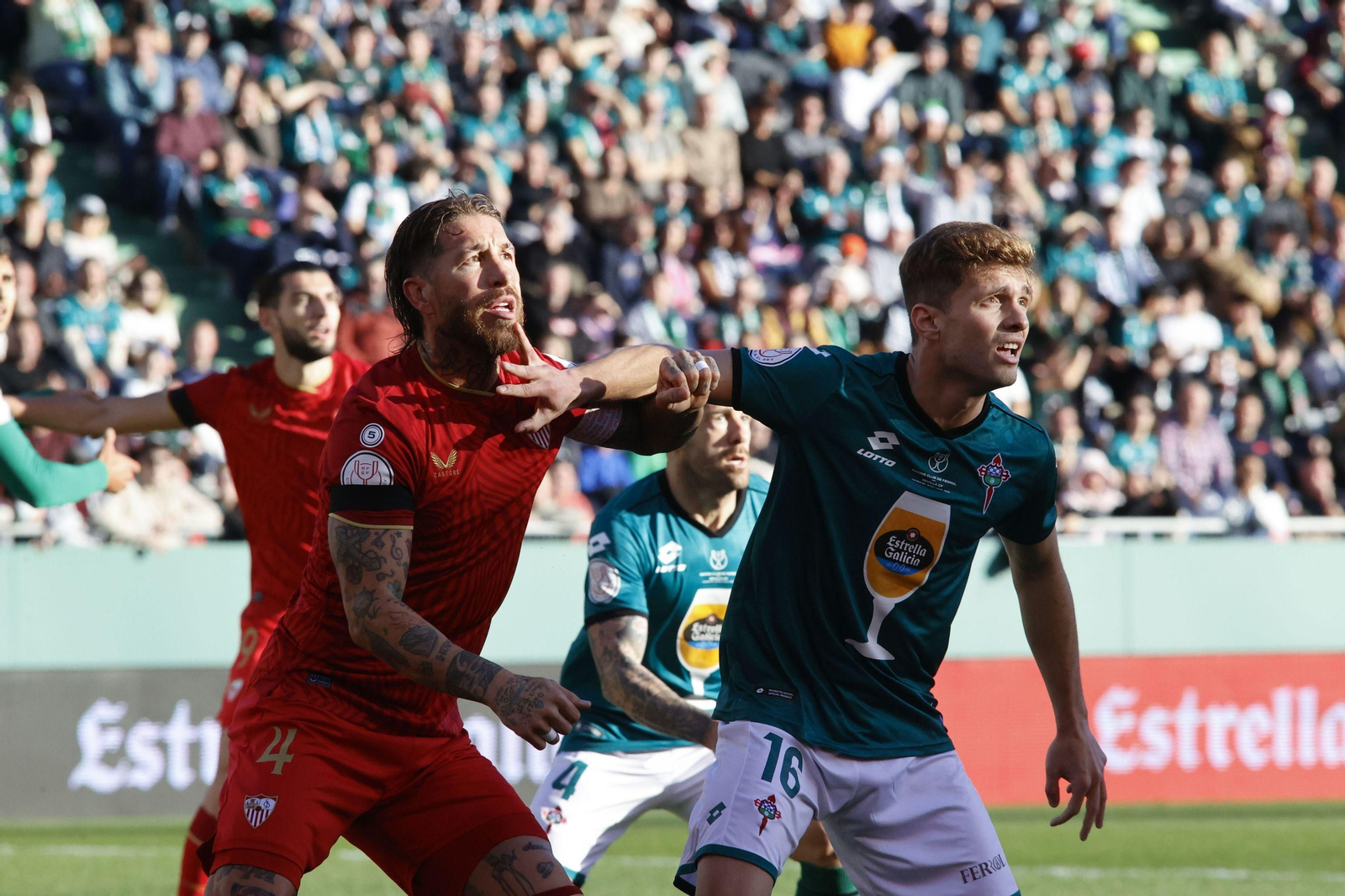 Sergio Ramos trata de marcar en una jugada de estrategia a Fran Manzanara, autor del gol local.