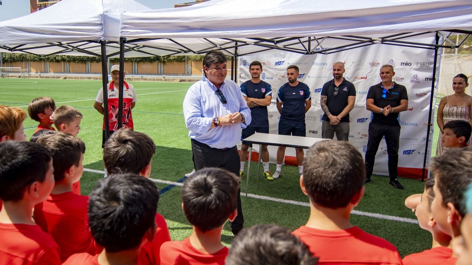 El alcalde de Huelva compartió unos momentos con los jóvenes jugadores.