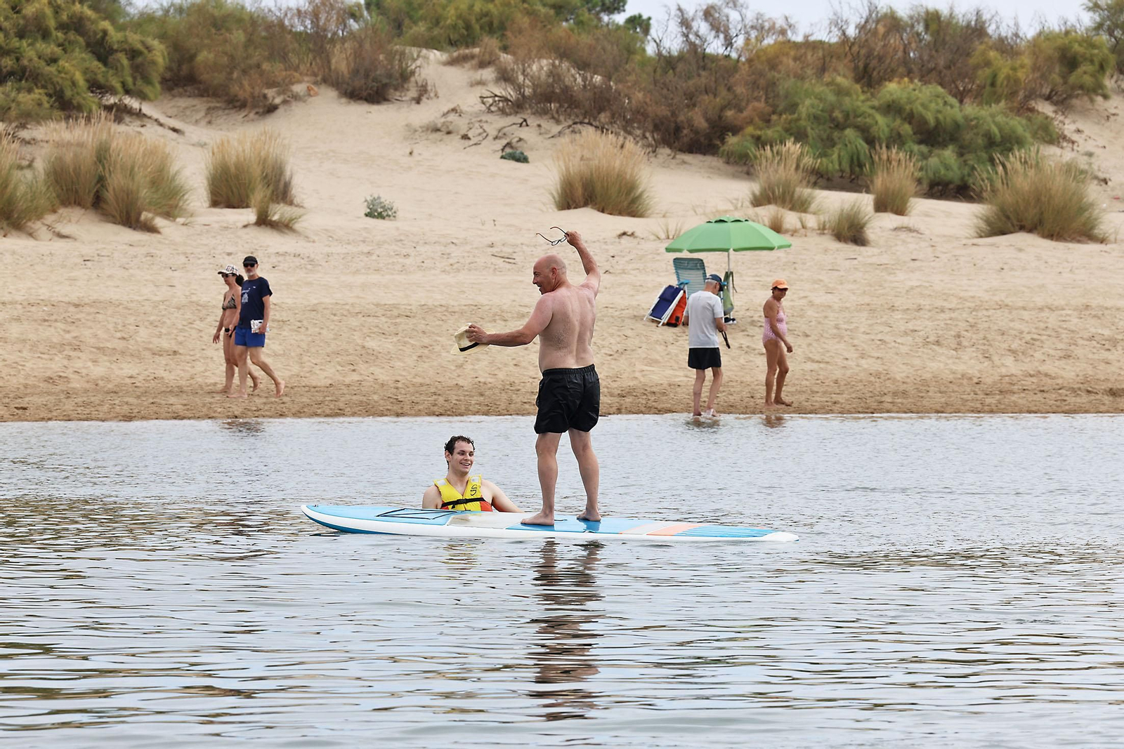 Imágenes del ambiente en las playas de Huelva en la mañana de domingo