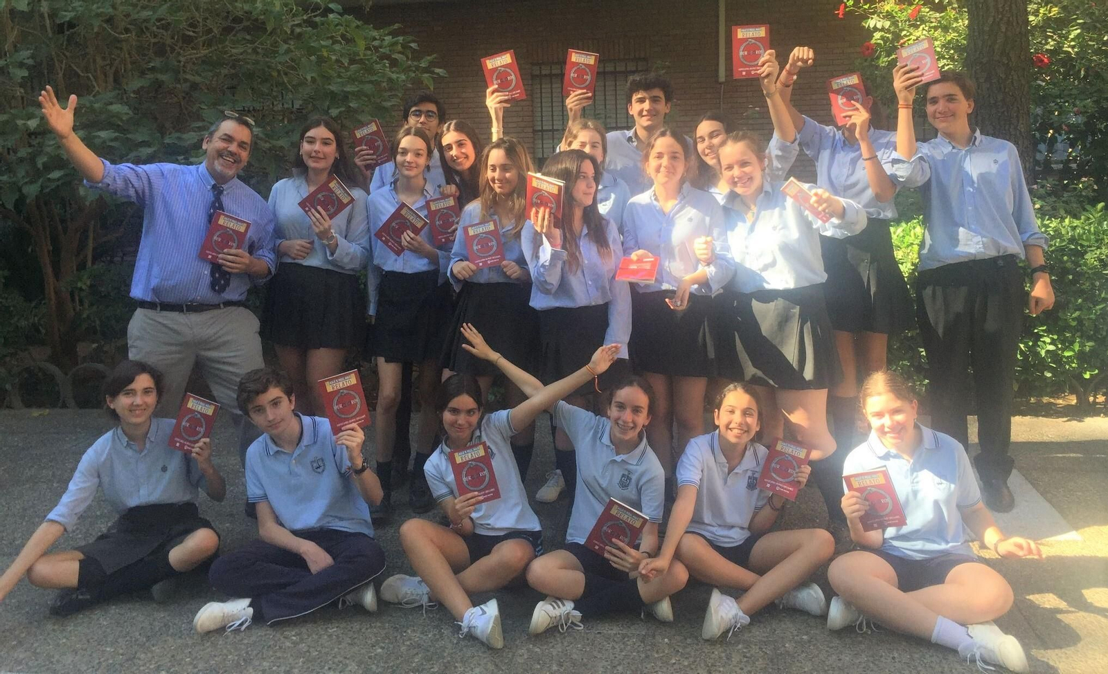 Los 24 alumnos del Buen Pastor que han escrito el libro junto al profesor José Antonio Francés.