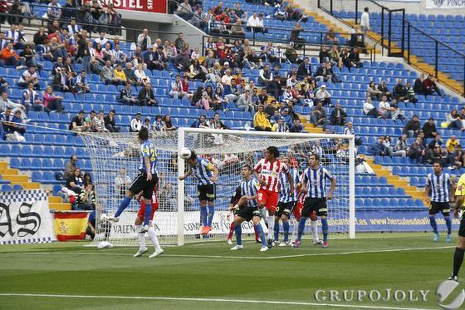 El Almería se lleva un punto del Rico Pérez y se mantiene en la pelea por las plazas de promoción. 

Foto: Rafael Gonzalez