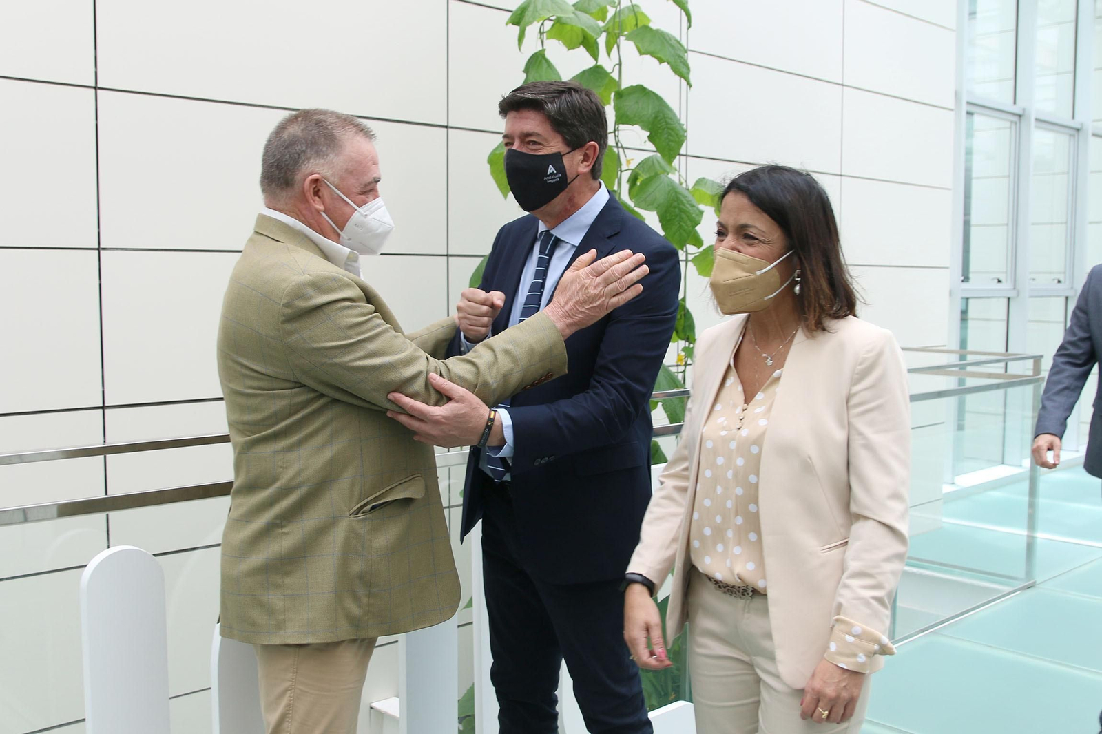 Fotogalería de la visita de Juan Marín a Kimitec, al PITA y a Unica Group