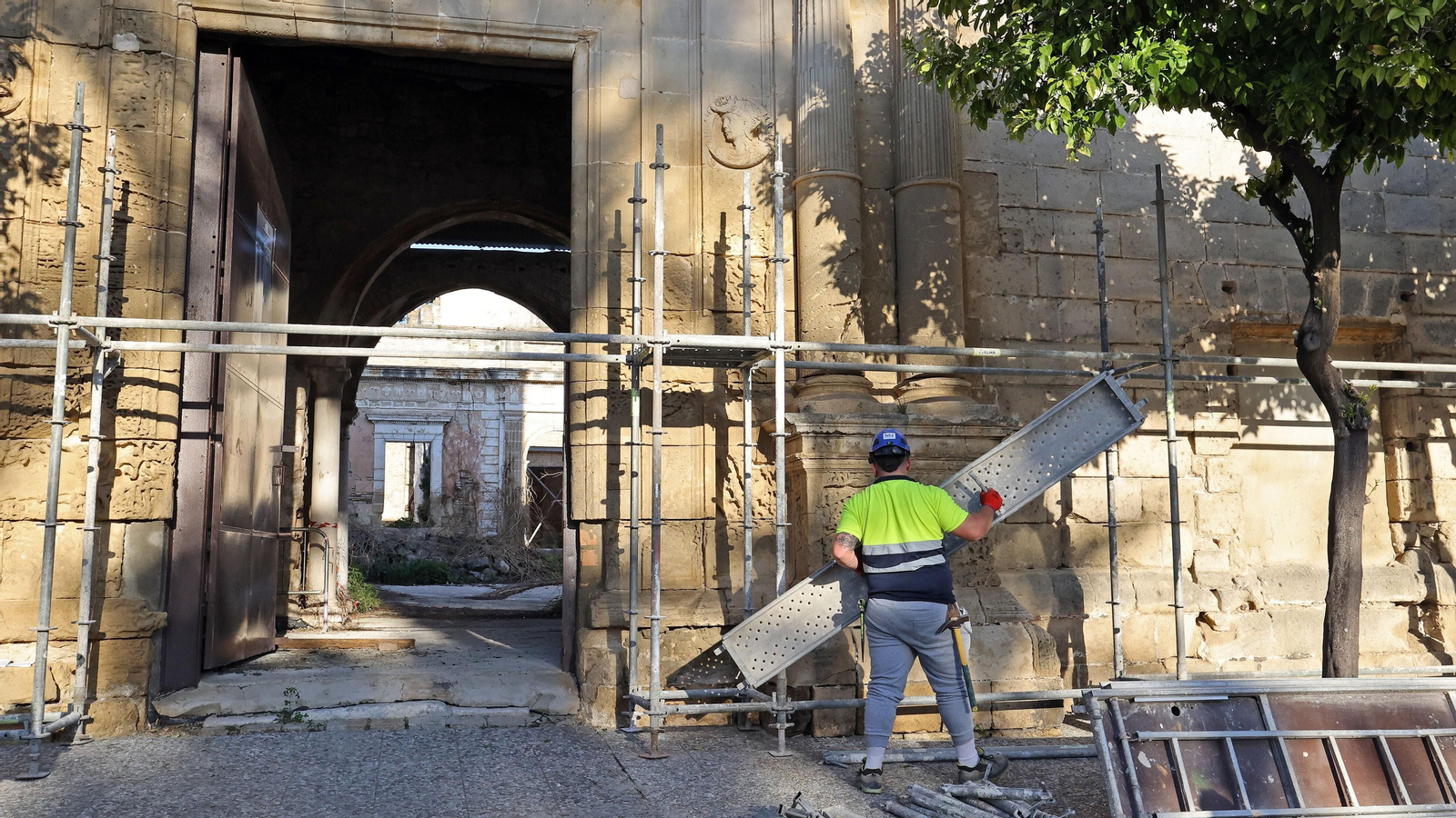Primer día de la rehabilitación del Palacio Riquelme de Jerez