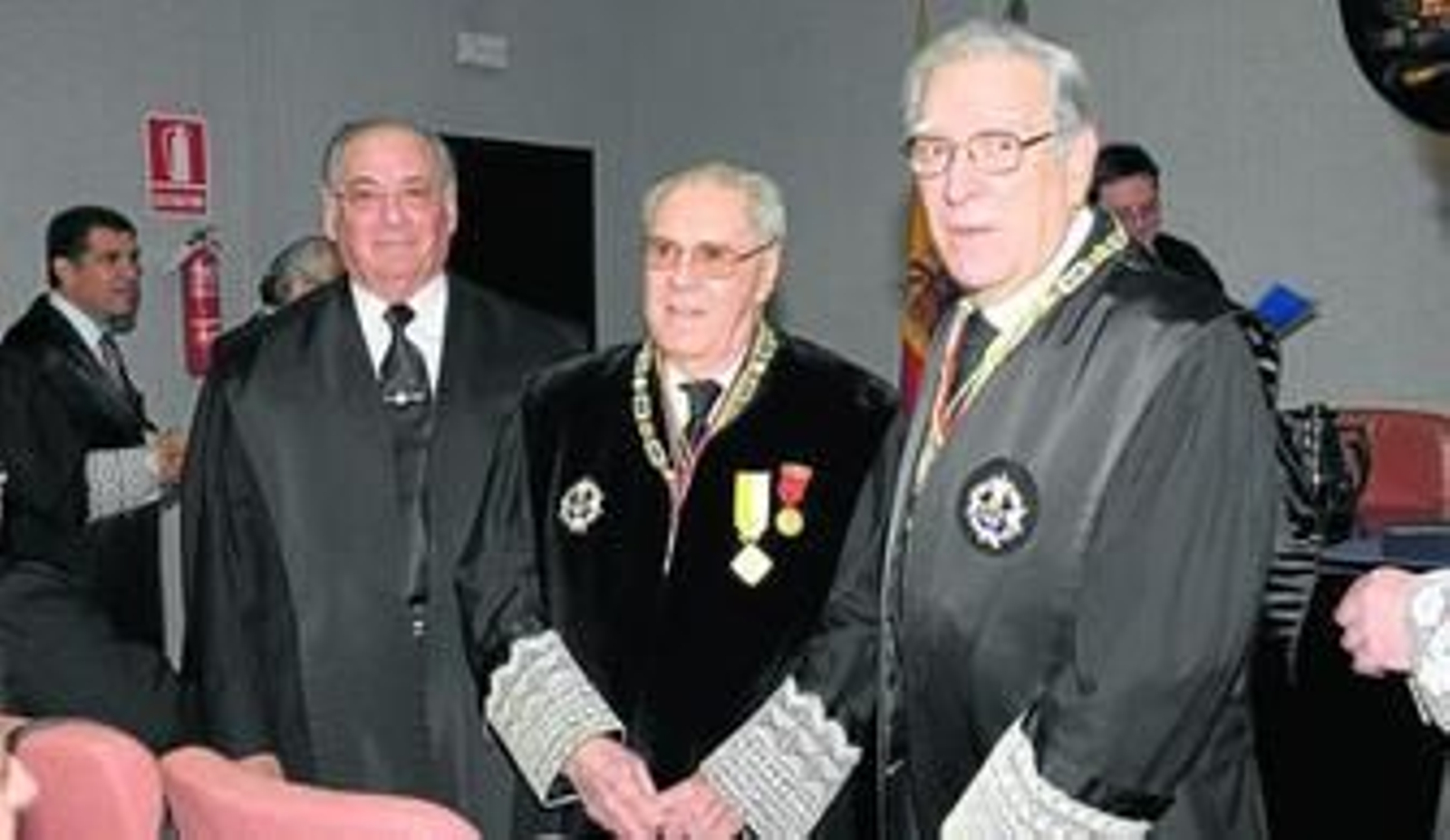 Los tres letrados homenajeados, en el salón de actos del Colegio de Abogados, poco antes de comenzar el acto.