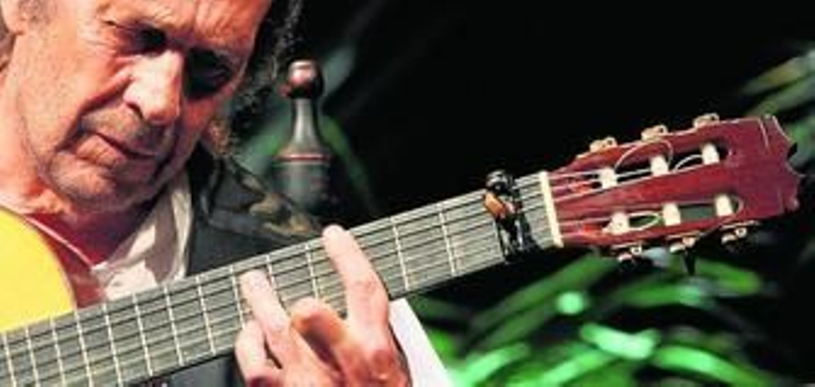 Primer plano de Paco de Lucía, en un momento del esperado concierto en la plaza de toros, la noche del lunes.