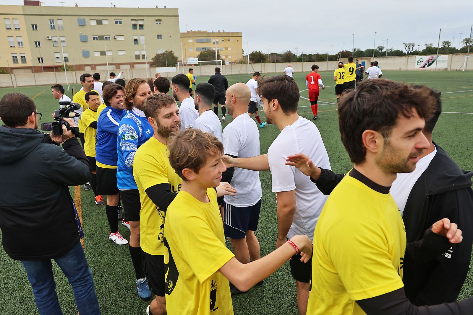 Periodistas y políticos disputan su tradicional partido navideño de fútbol