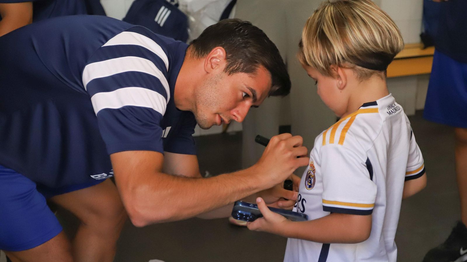 La visita de Brahim Díaz a su campus, en fotos