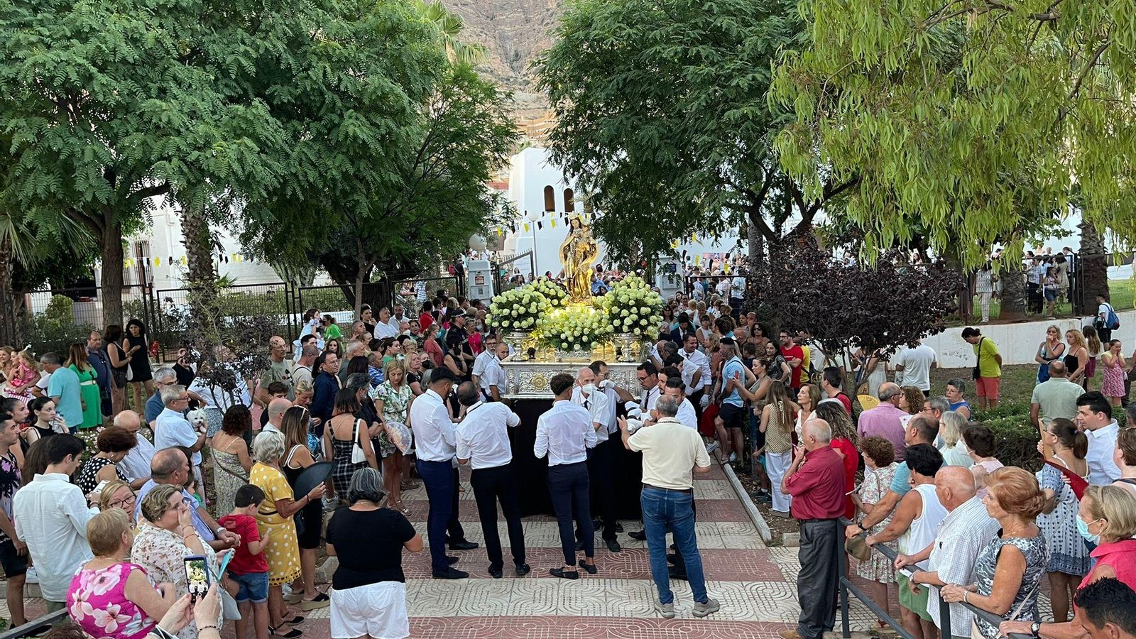 Numerosas personas acompañaron al cortejo.