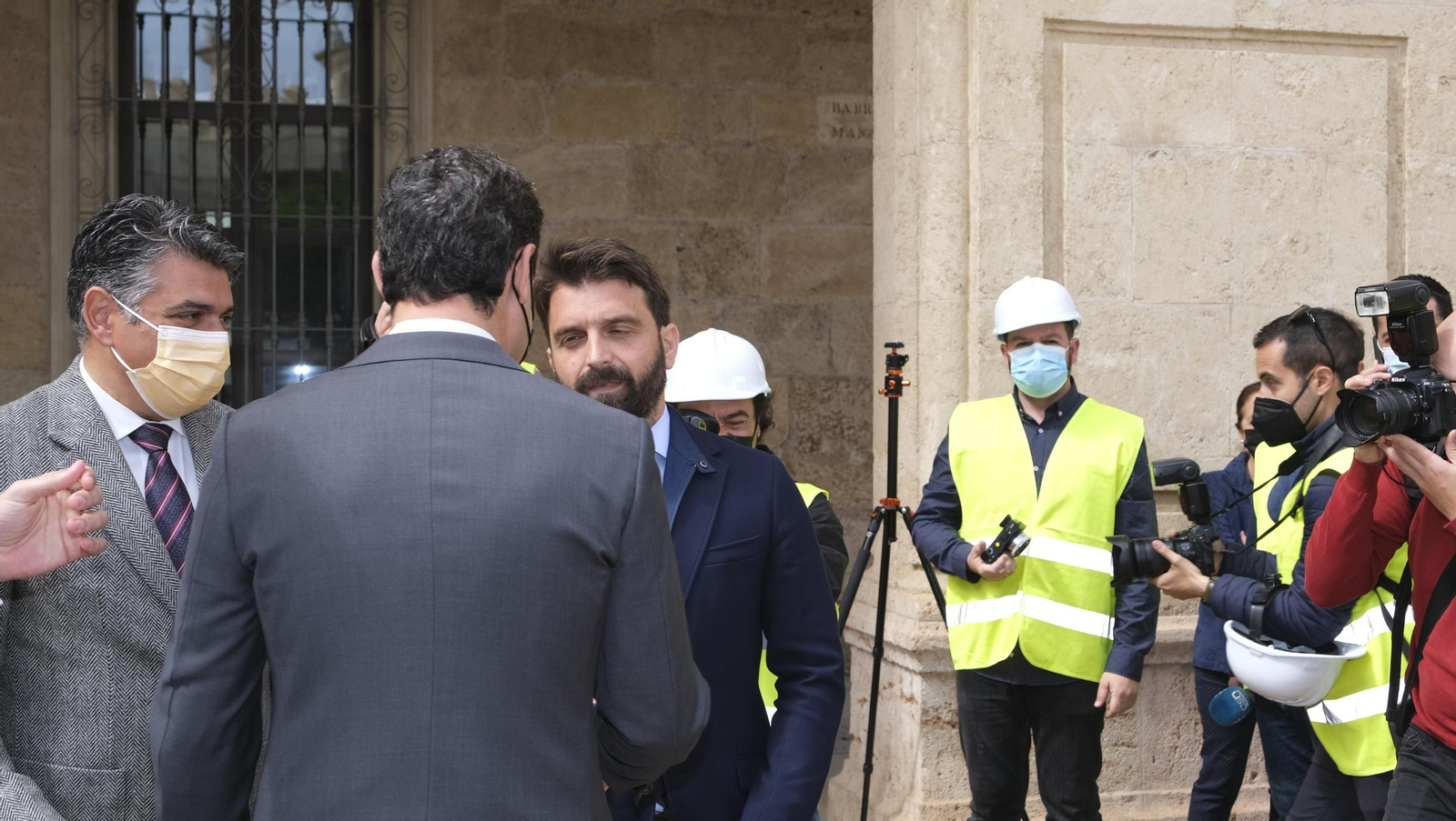 Fotogalería de la visita de Juanma Moreno a las obras del Ayuntamiento de Almería.