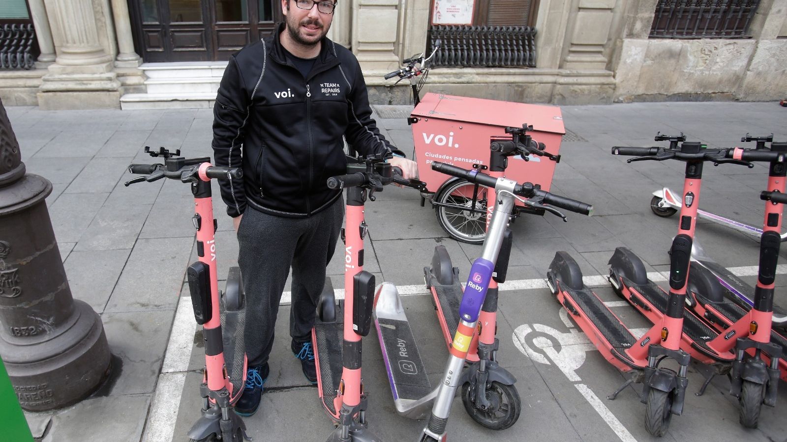 Antonio Camino, manager de logística de VOI en Sevilla, junto a la bici cargo en la que se desplaza al centro para las revisiones diarias.