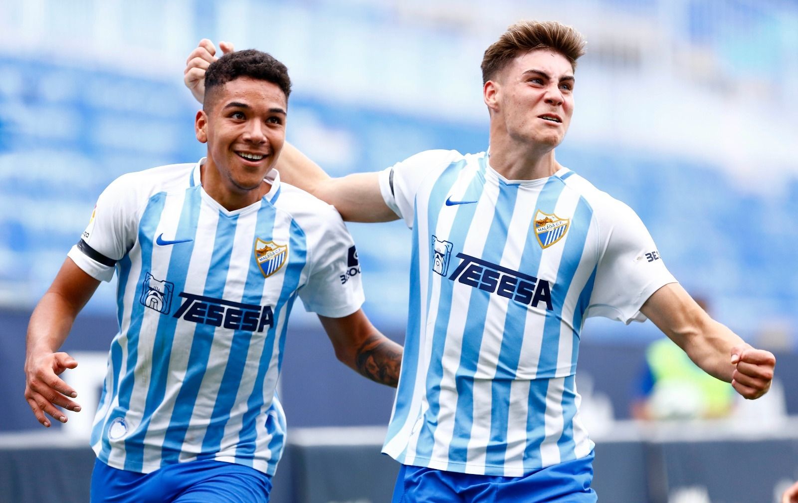Loren y Roberto celebran un gol con el juvenil del Málaga CF