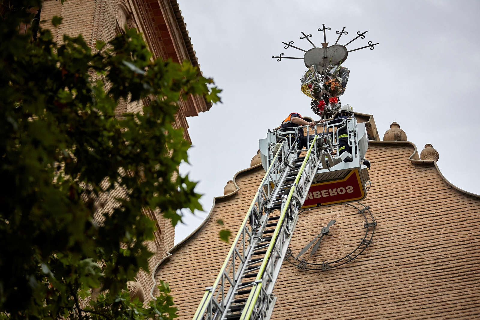 Granada se vuelca con la ofrenda floral en la Basílica de la Virgen de las Angustias