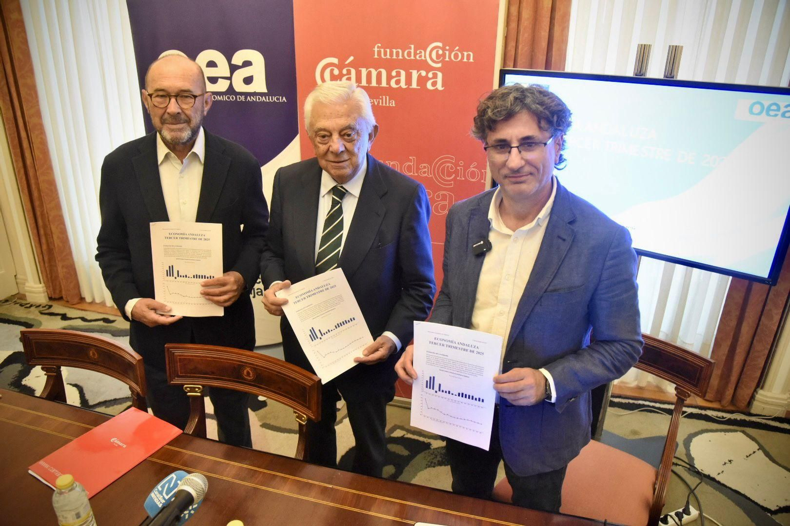Francisco Ferraro, Francisco Herrero, presidente de la Cámara de Comercio de Sevilla, y Juan José Hidalgo