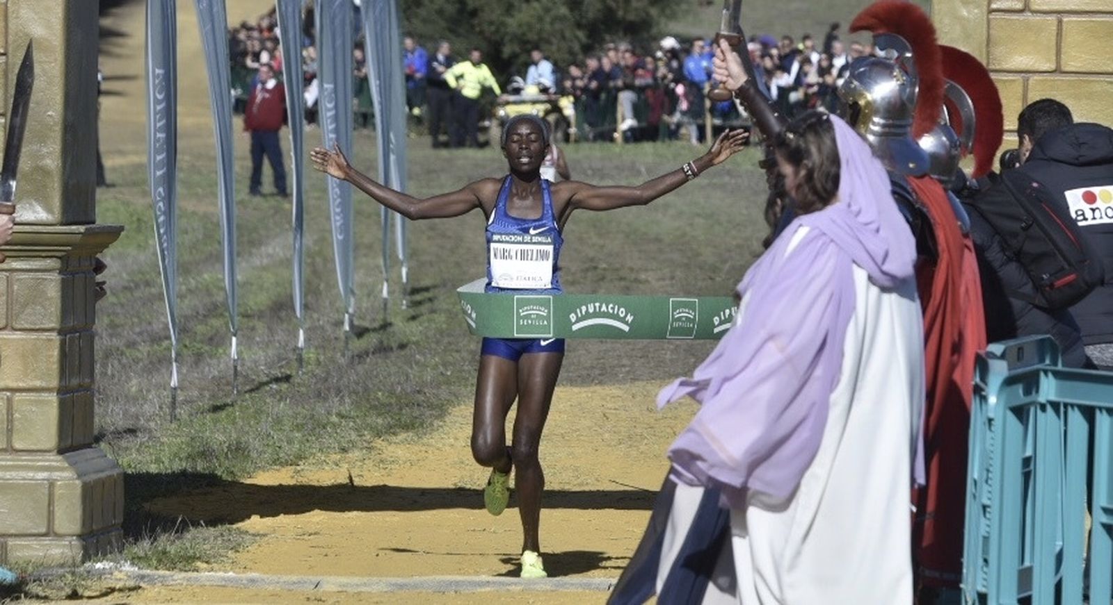 Chelimo cruza la meta bajo el arco romano de Itálica.
