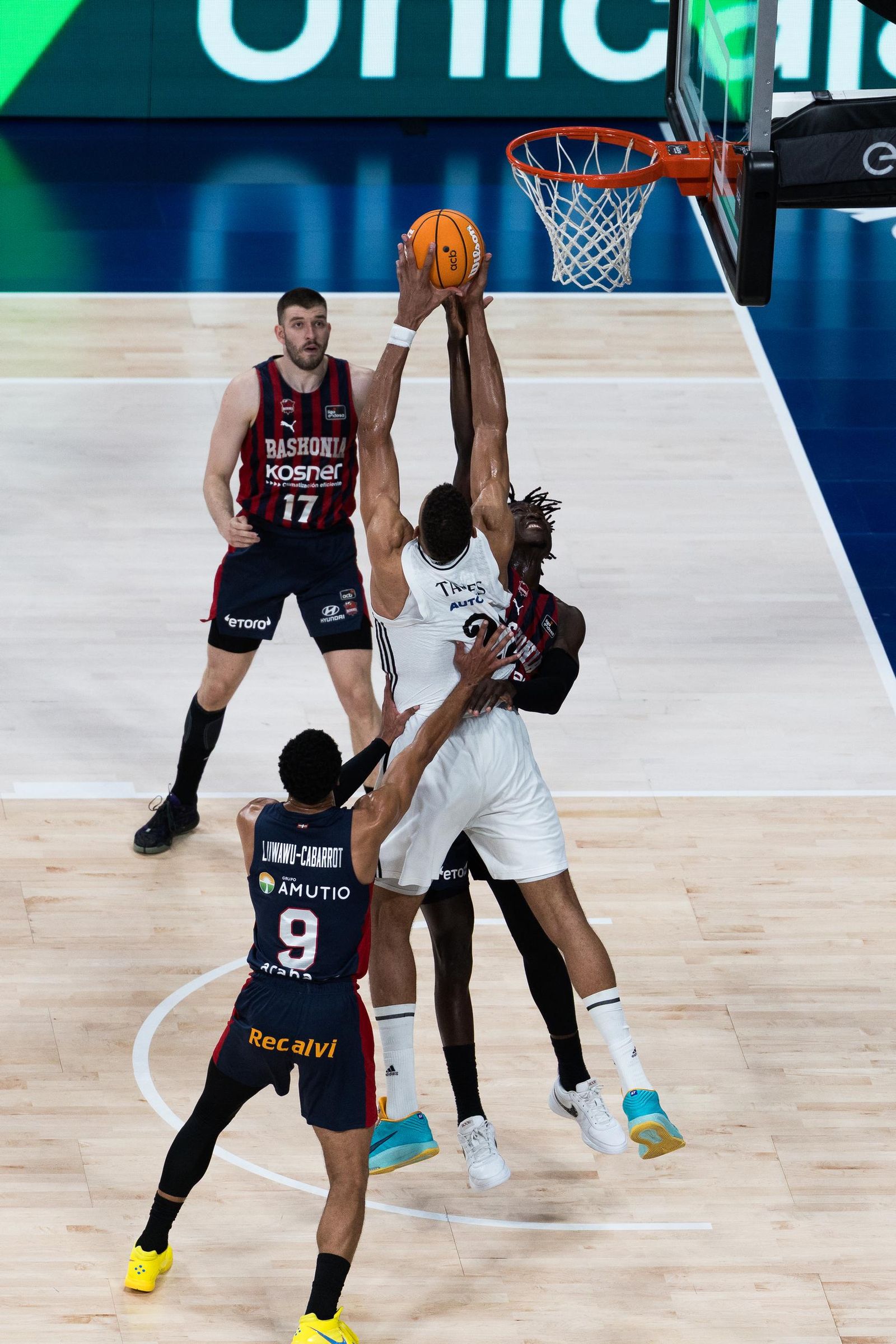 El Real Madrid sufre pero gana al Baskonia (82-76)