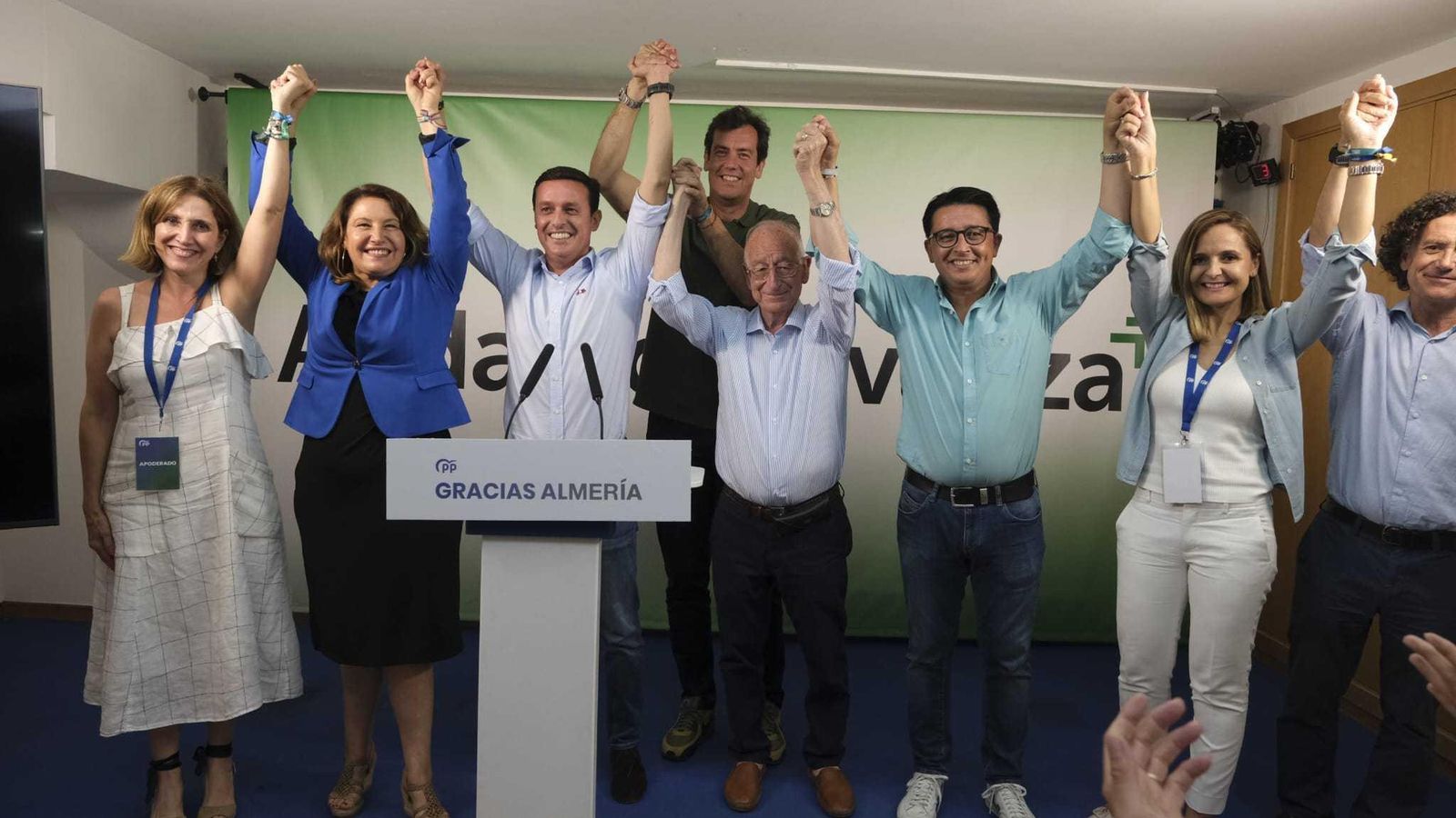 Los integrantes del Partido Popular de Almería celebran la victoria.