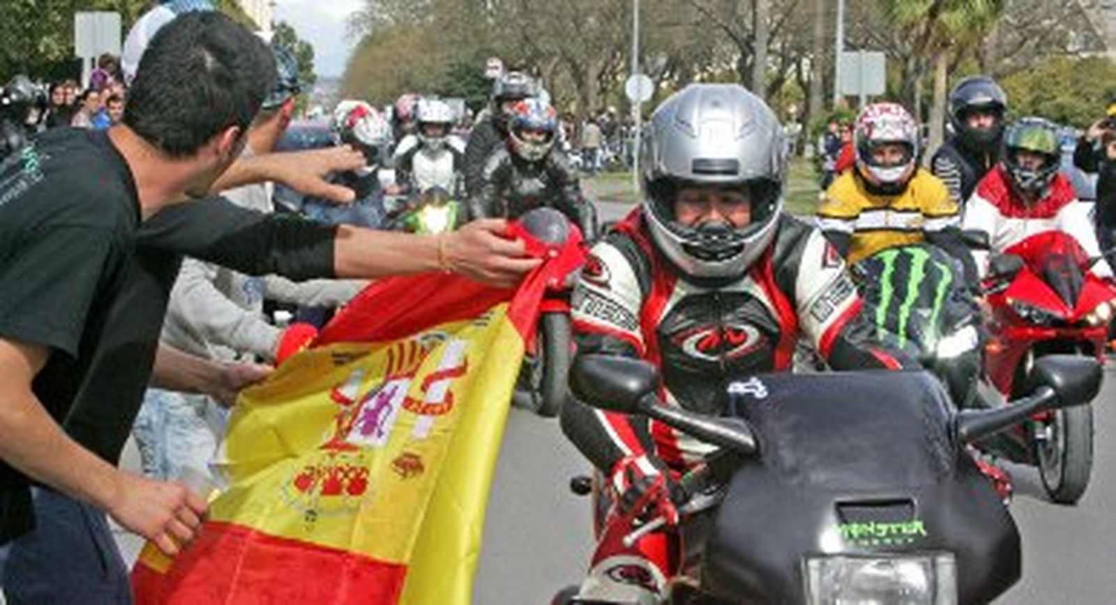 Jerez recibe un aluvión de aficionados en la jornada grande de la motorada