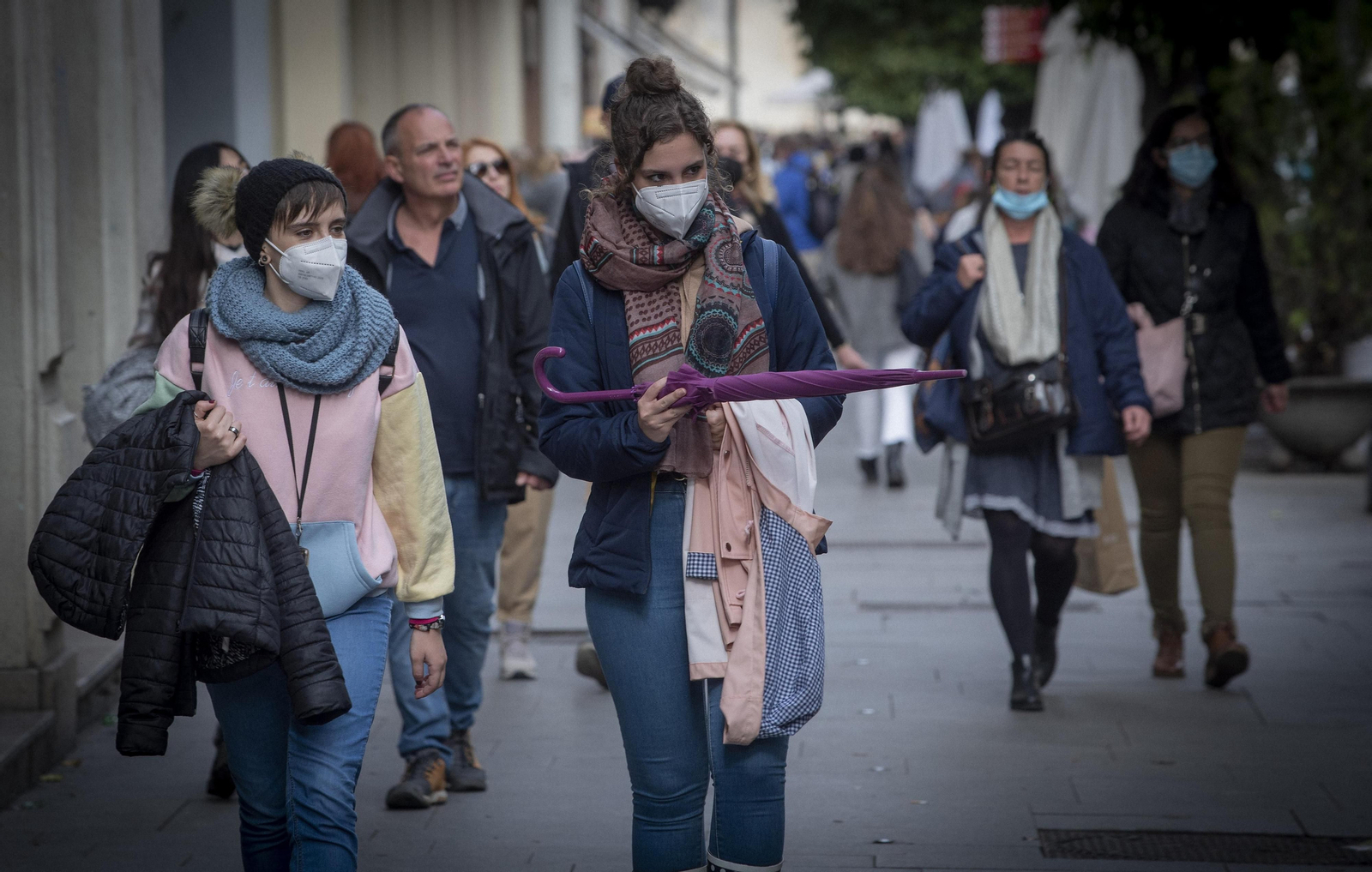 Numerosas perdonas estos días por las calles del centro de Sevilla.