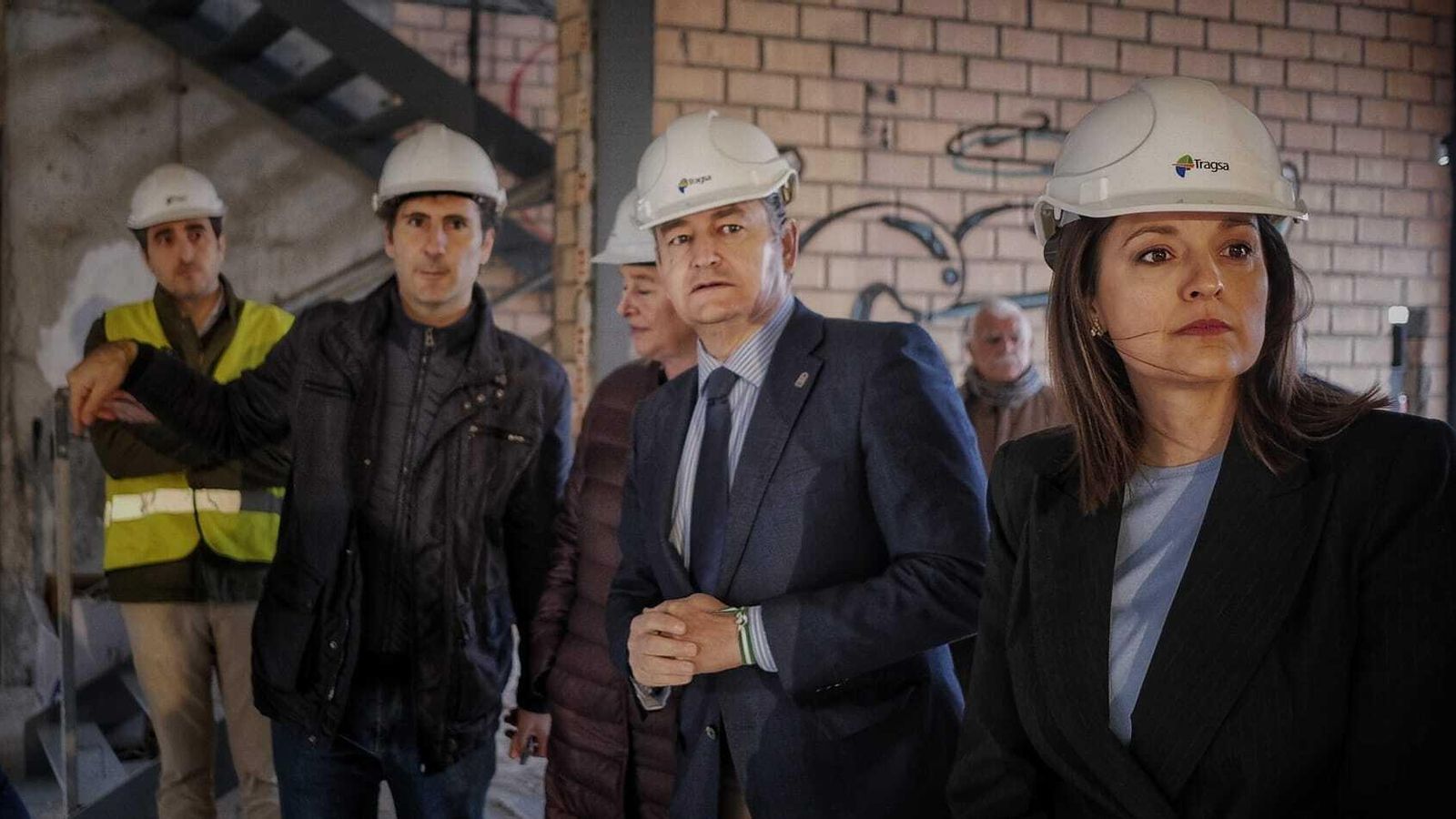 Visita a las obras del centro de salud de Camposoto. En la imagen, Antonio Sanz y Patricia Cavada.