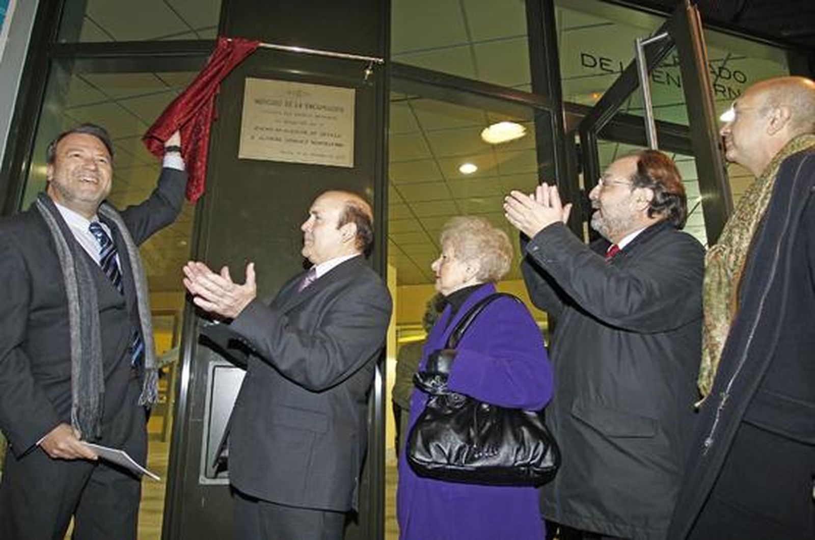 Sánchez Monteseirín  descubre la placa de conmemora la reforma. / Antonio Pizarro