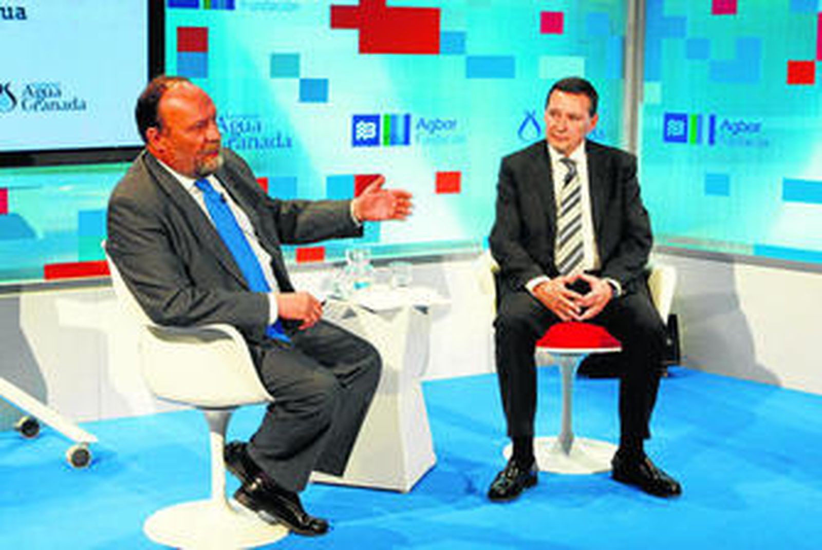 El rector de la UGR, Francisco González Lodeiro, dialoga con el presidente de Agbar, Ángel Simón, sobre los retos de la gestión del agua.