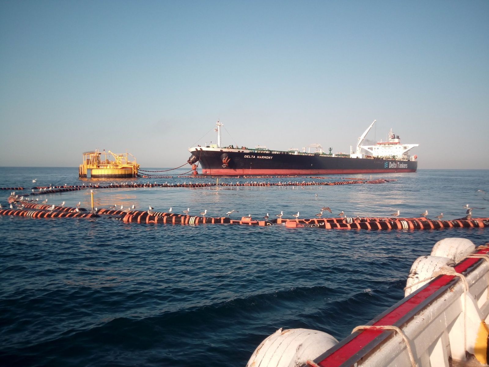 Imagen de un petrolero en la monoboya situada en la entrada del Puerto de Huelva.