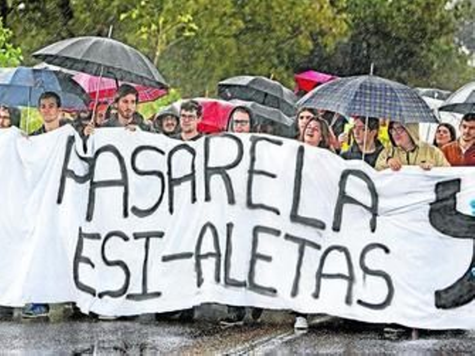 El alumnado de la ESI reclamando la construcción de la pasarela.