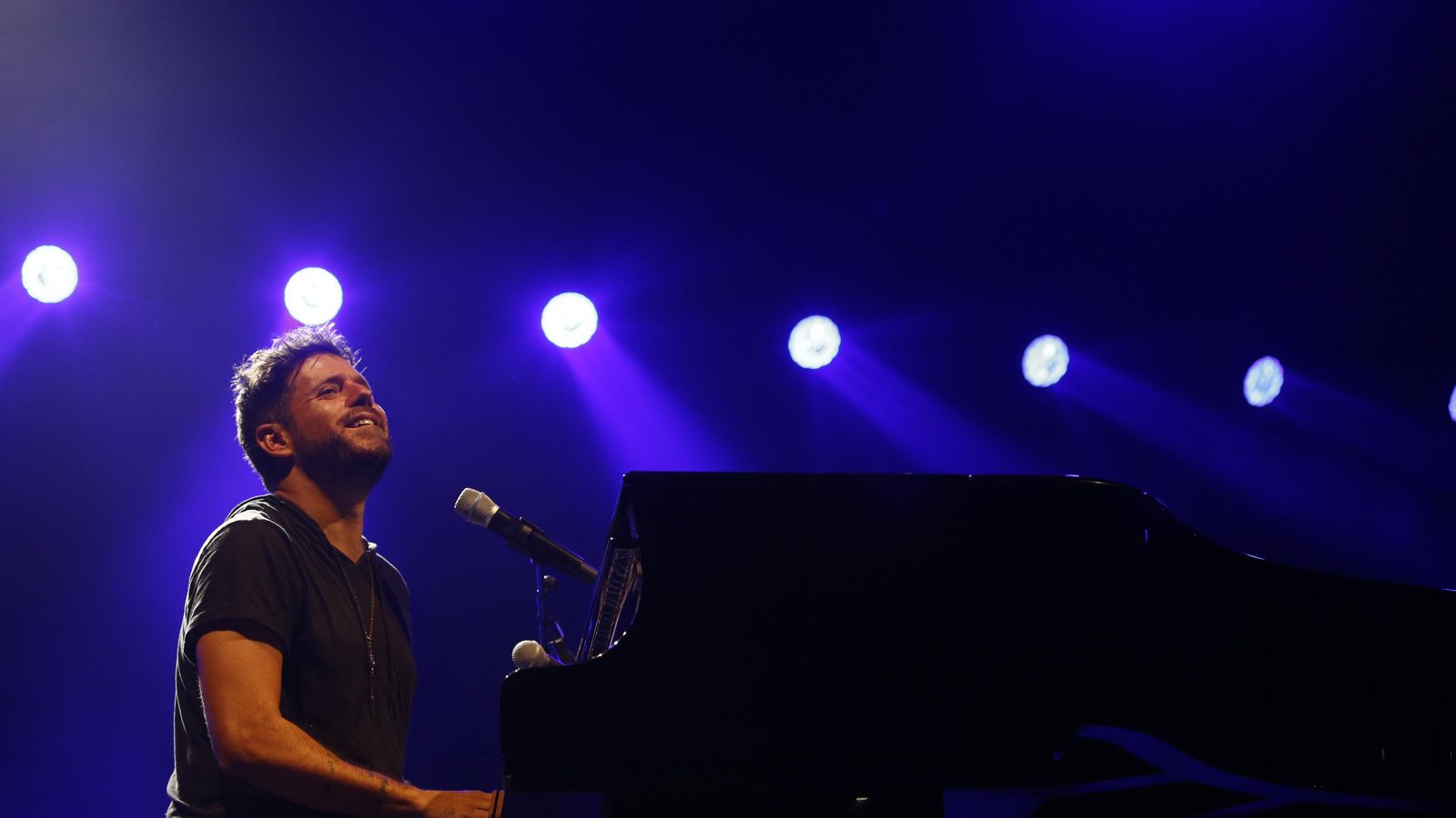 López sonríe a sus seguidores.