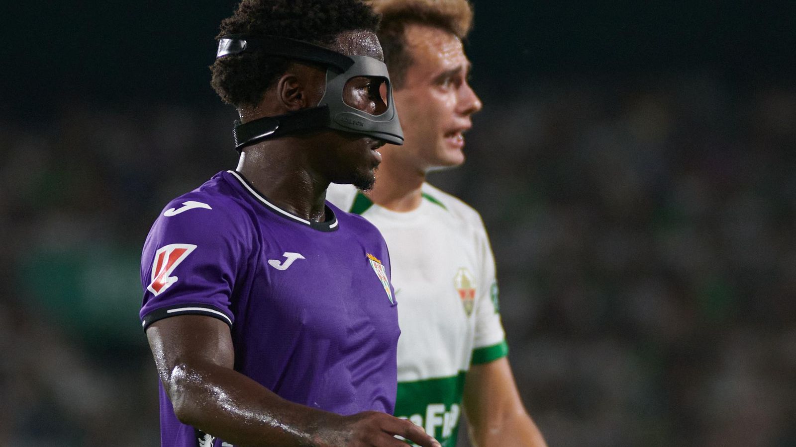 Adilson Mendes, en el Elche - Córdoba CF con la máscara protectora por su fractura nasal.