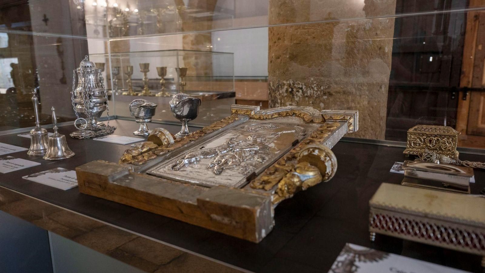 Parte de los tesoros que expone la muestra en Baeza.