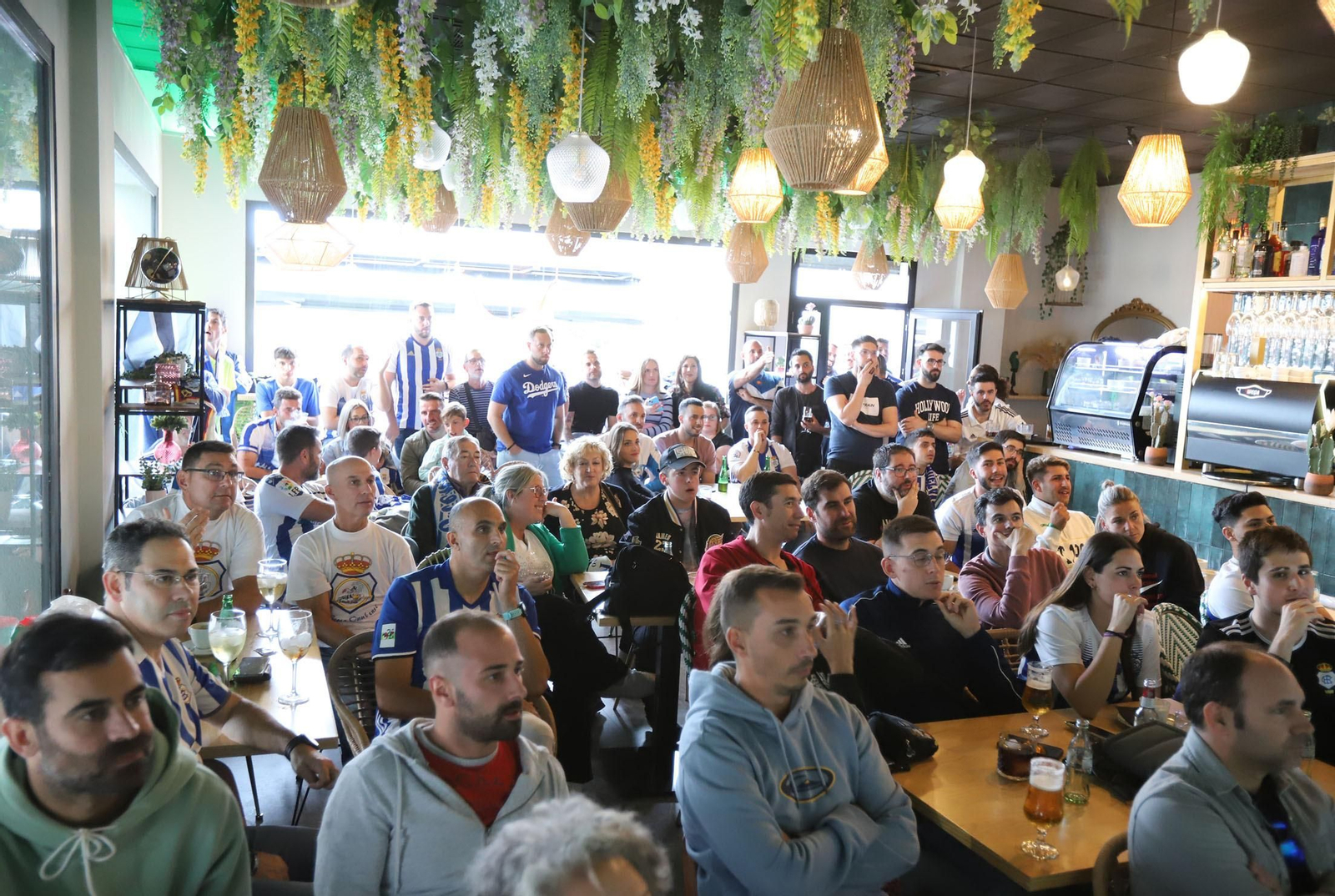 Aficionados del Recreativo de Huelva se reúnen para ver el  Recreativo de Huelva y la Gimnástica Segoviana