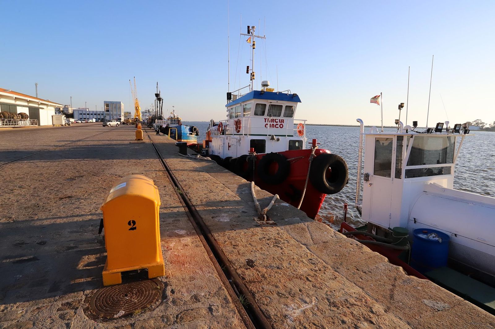 Barcos en el Muelle de Levante de Huelva.