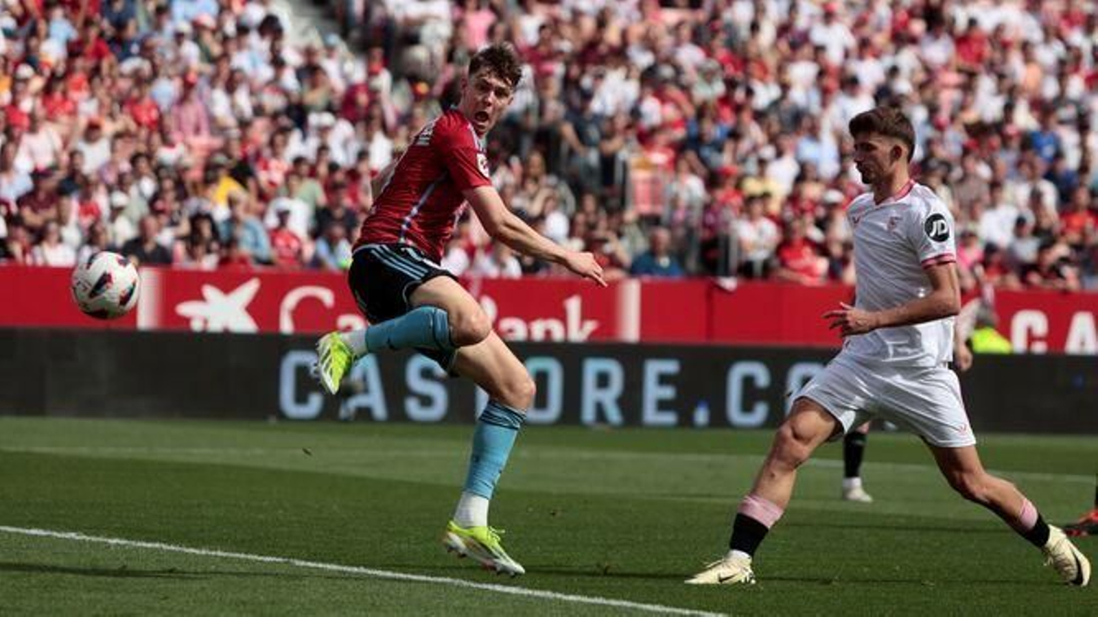 Strand Larsen remata con el tacón el gol del triunfo visitante ante el despiste de Kike Salas.
