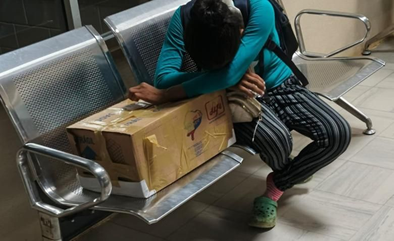 La imagen de la madre con su bebé que se ha hecho viral en redes sociales.