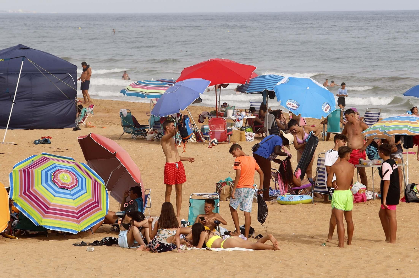 Ambiente en la playa de Mazagón en la tarde del martes, en imágenes