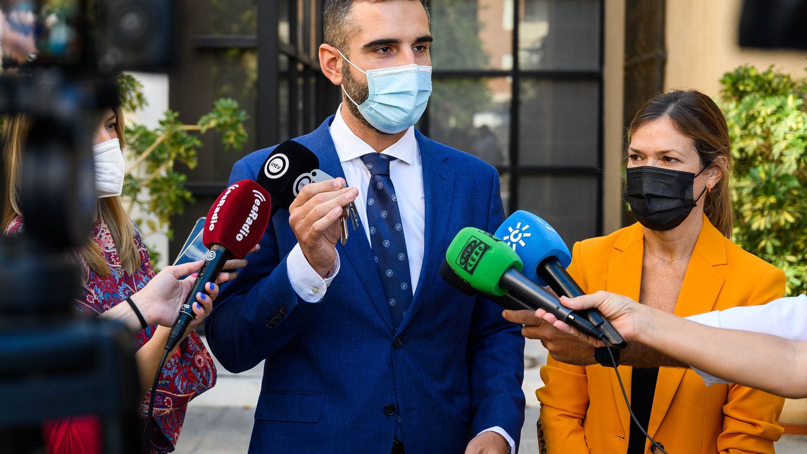 El alcalde, con las llaves del edificio de Correos