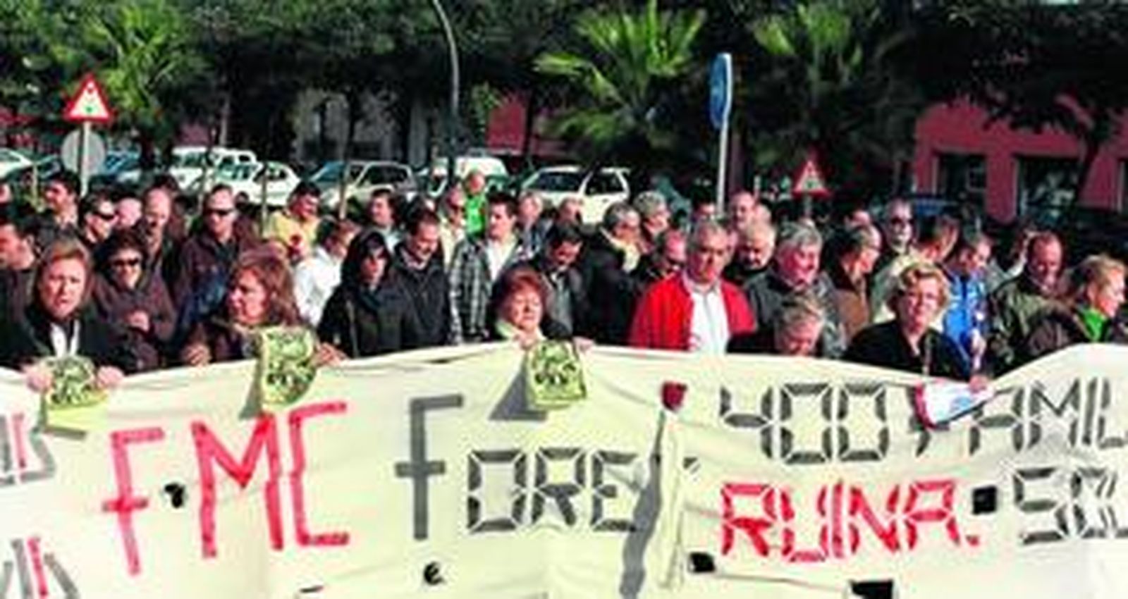 Familiares de los trabajadores se sumaron a la movilización de ayer.