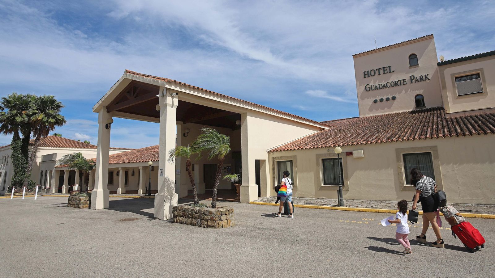 Entrada al hotel Guadacorte.