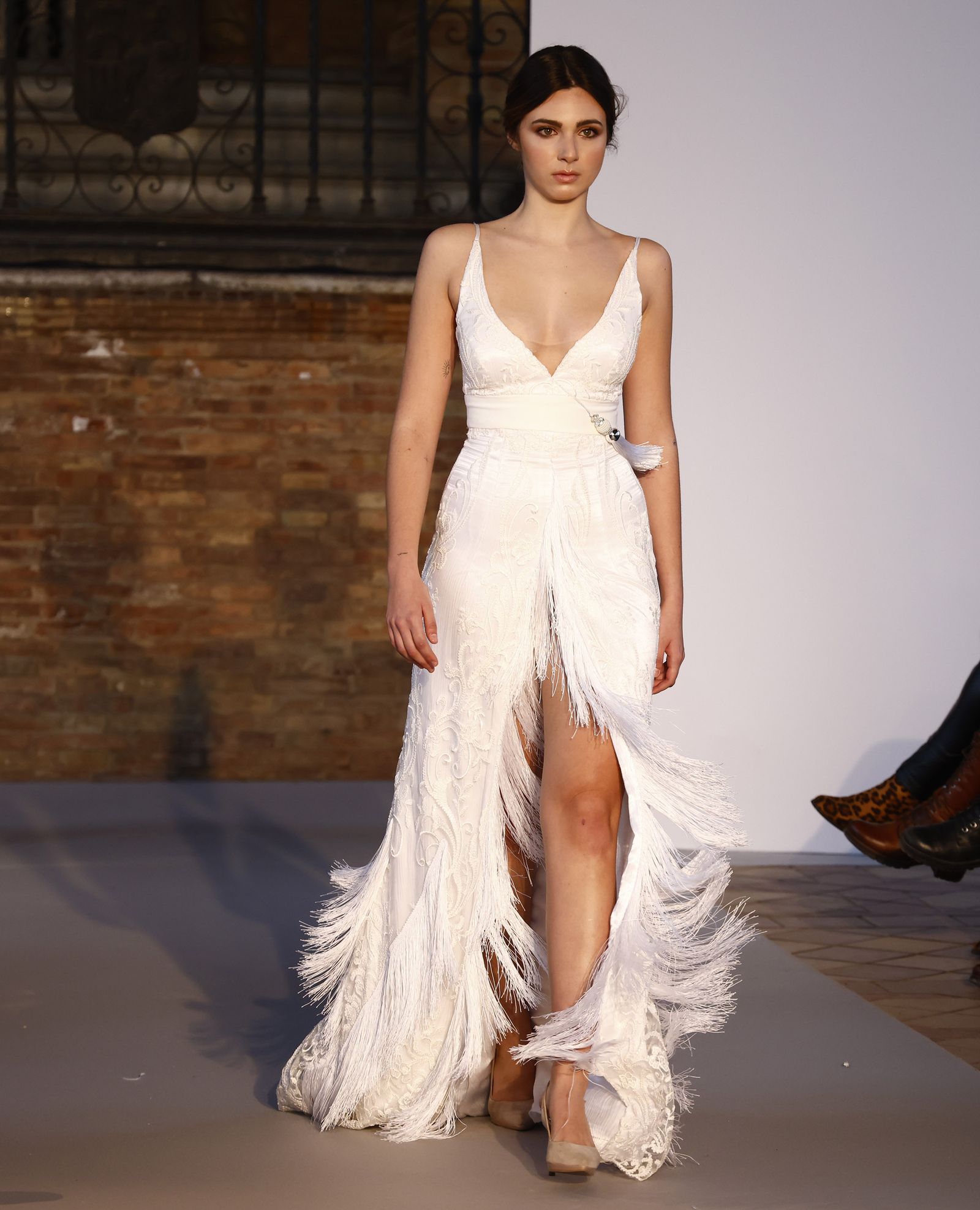 Las tendencias en vestidos de novia e invitada de la pasarela SIQ, en fotos