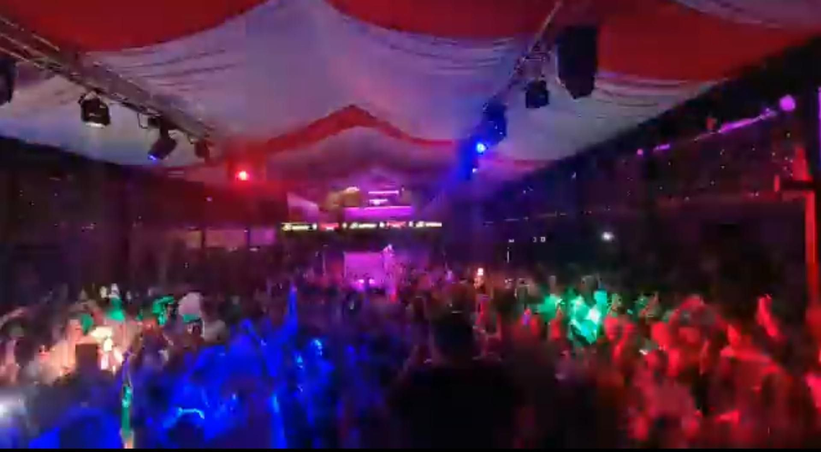 La gente canta el himno del Málaga CF en la caseta del Señorío.