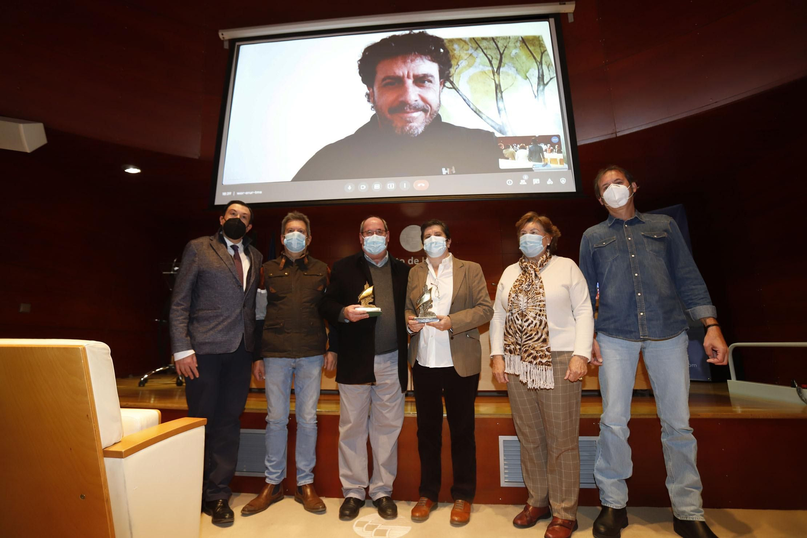 Emilio Morenatti, de forma virtual, y Manuel Guerrero Muguruza, posan con los premios Ángel Serradilla 2021.