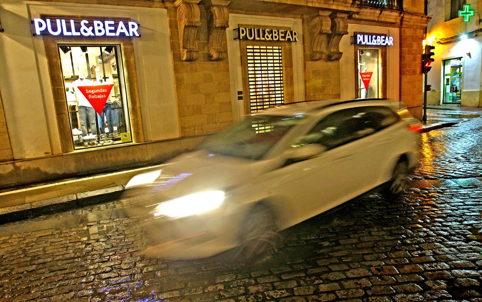Escaparate de Pull&Bear, tienda que tiene previsto cerrar en la rotonda de los Casinos.