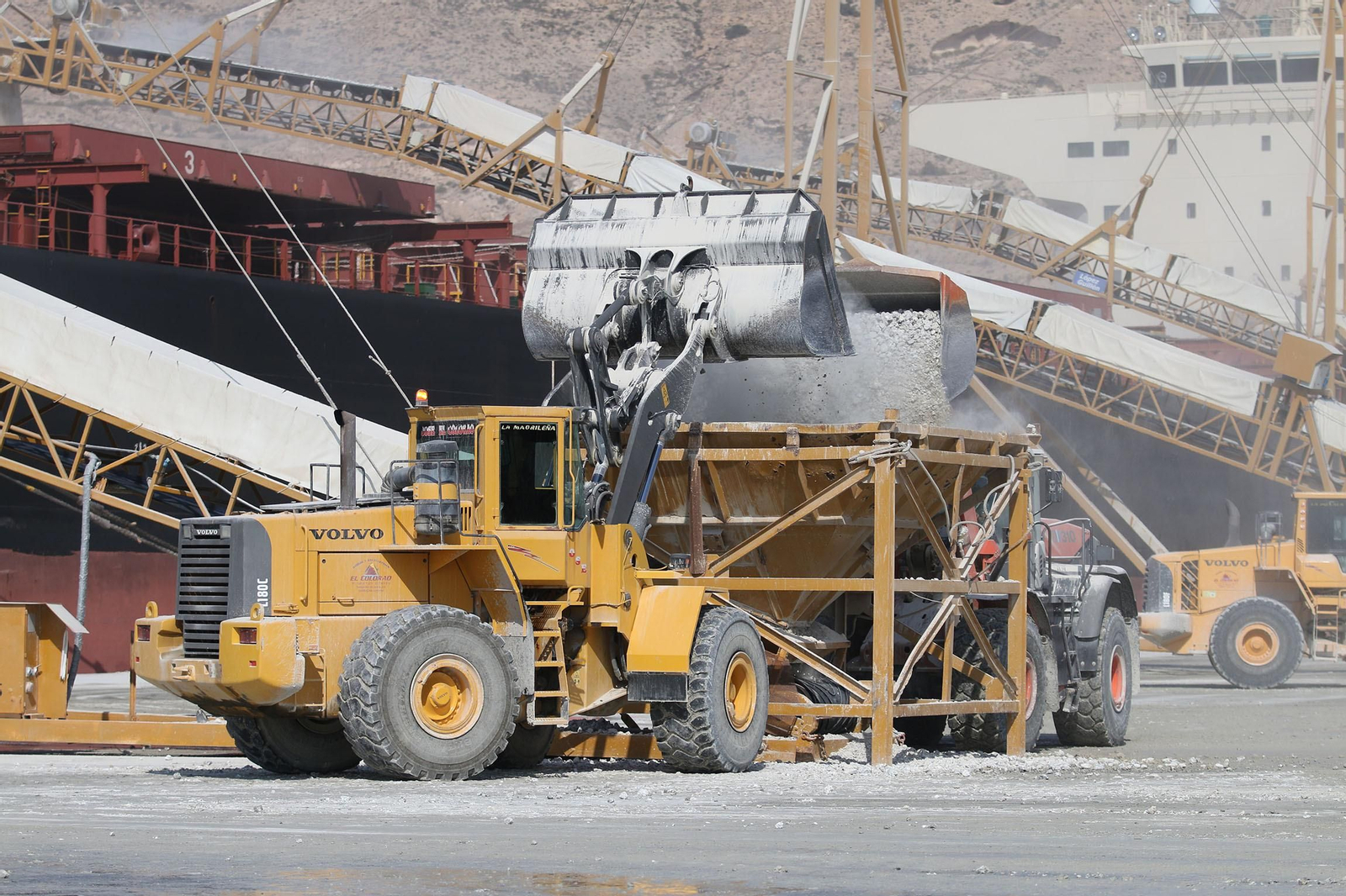 Así se carga en grandes barcos el yeso de Almería para exportarlo al extranjero